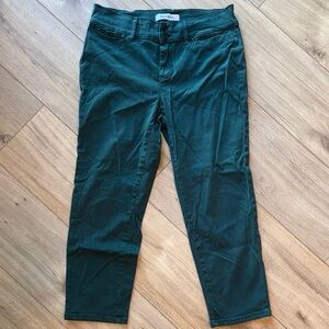 LILA RYAN Green Khaki Style Skinny Capri Pants